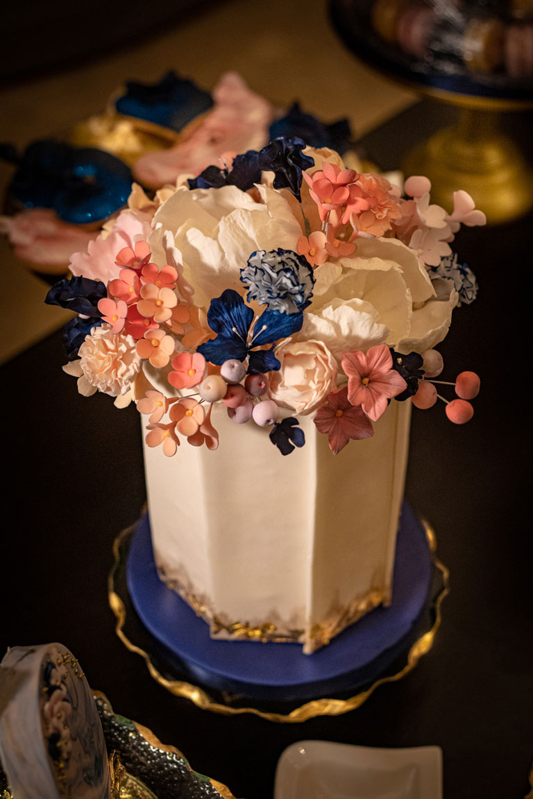 luxury single tiered side cake with gold and sugar flowers